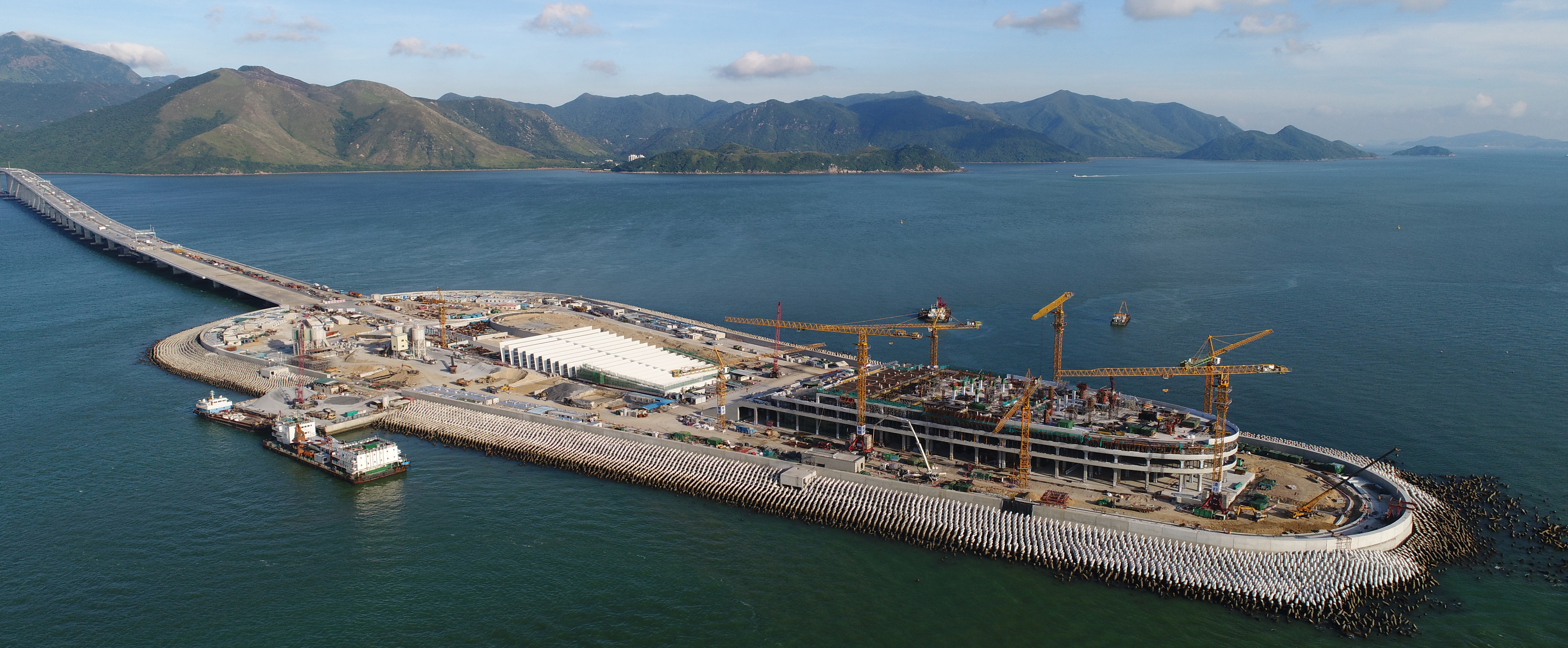 港珠澳大桥岛隧工程东人工岛项目